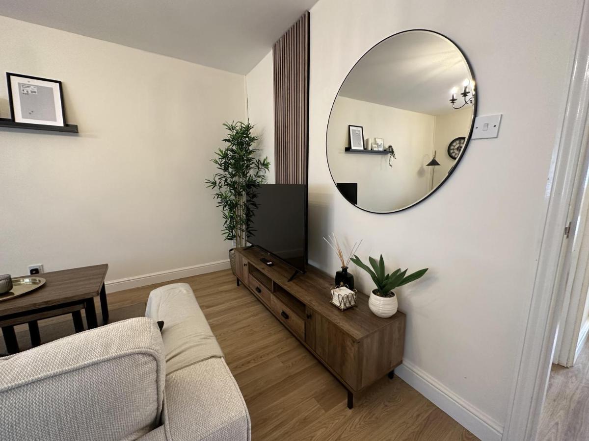 Charming 2-Bed Apartment In Danbury Essex チェルムスフォード エクステリア 写真