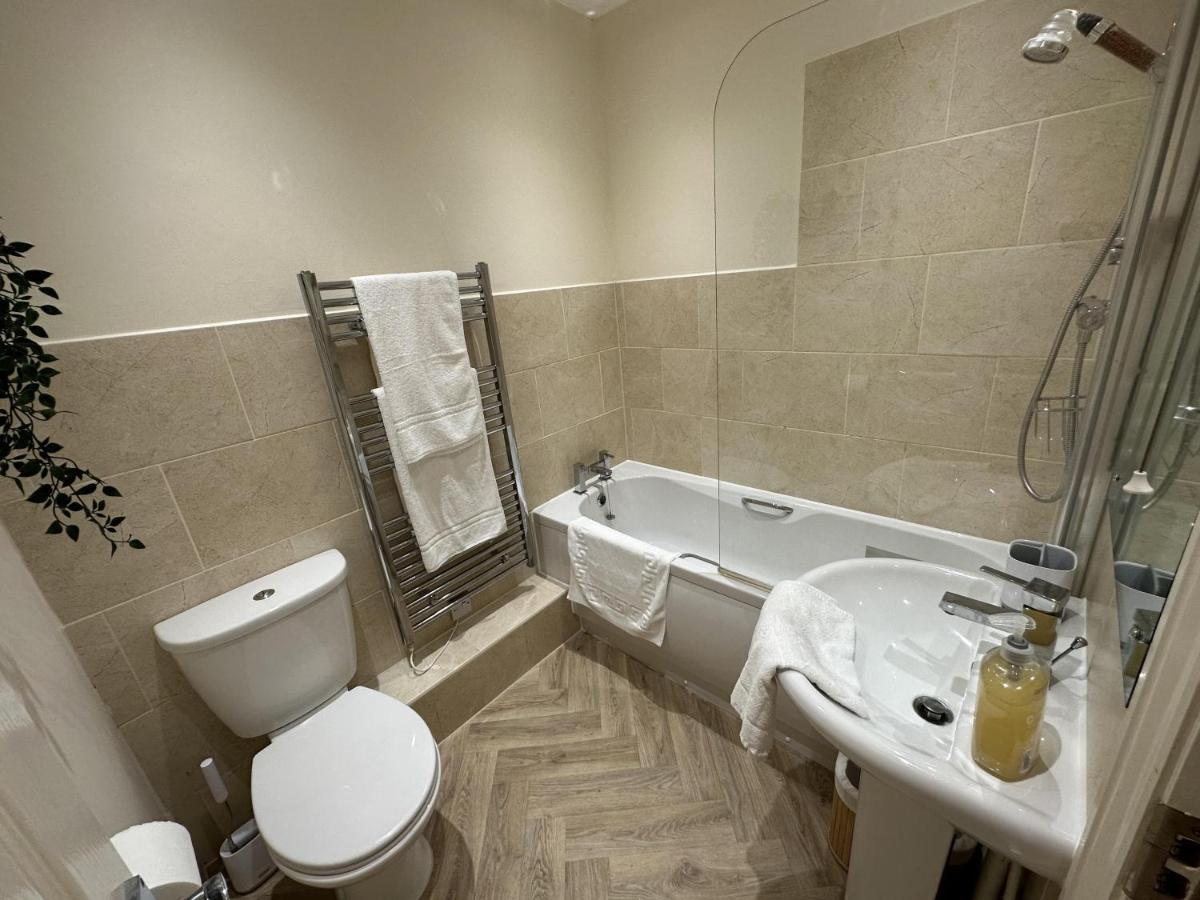 Charming 2-Bed Apartment In Danbury Essex チェルムスフォード エクステリア 写真